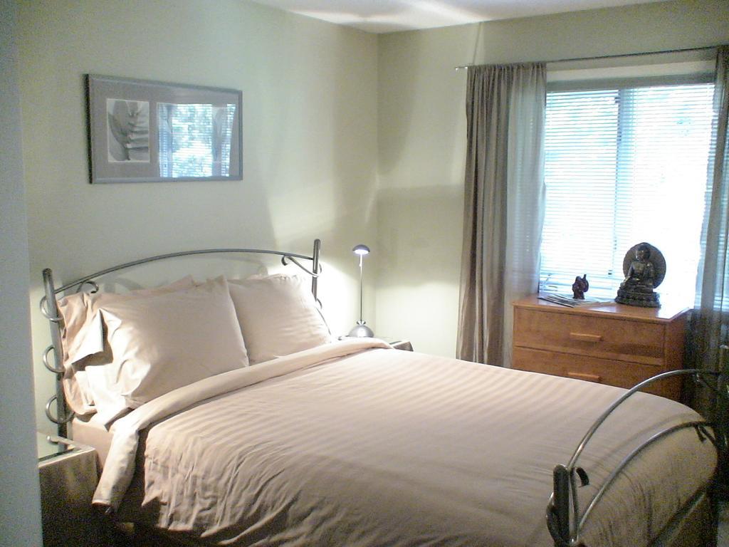 Redwood Meadows Bed And Breakfast Bragg Creek Quarto foto